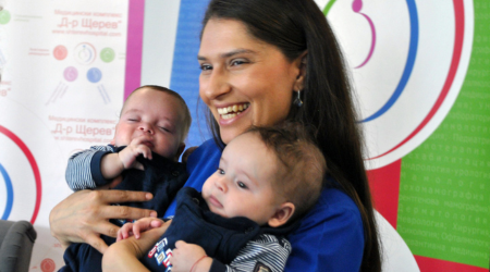 Екипите на Медицински комплекс „Д-р Щерев“ и на УСБАЛАГ „Майчин дом“ спасиха близнаци след уникална за България вътреутробна операция при триплодна бременност