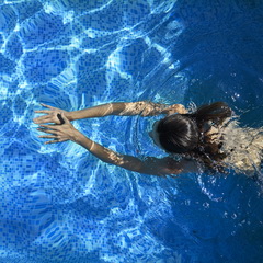 woman-swimming-pool